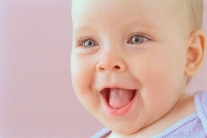 طفل أصم  يضحك لسماع صوت أمه أول مرة