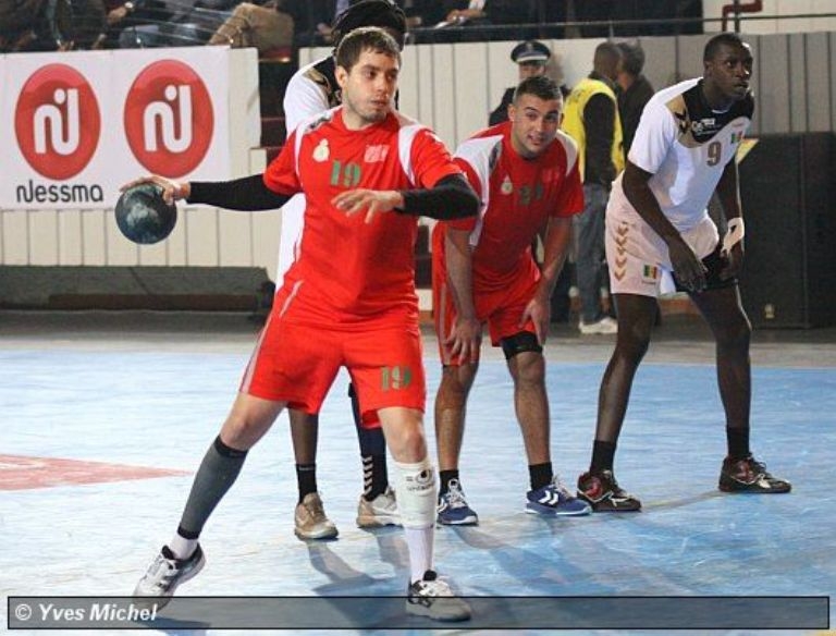 مدرب المنتخب المغربي لكرة اليد ينتقد سلوك الجمهور الجزائري الغير الحضاري