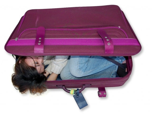 امراة تحاول الدخول إلى امريكا داخل حقيبة سفر