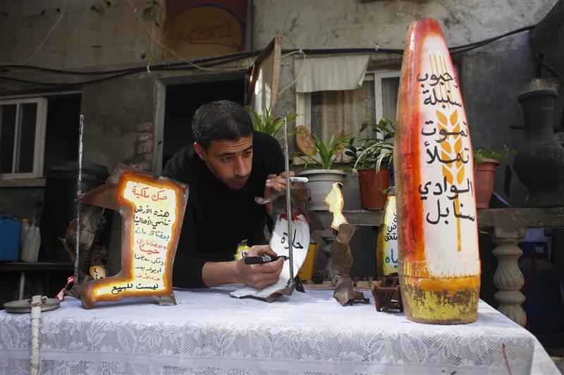 فنان فلسطيني يحول بقايا صواريخ اسرائيل إلى أعمال فنية