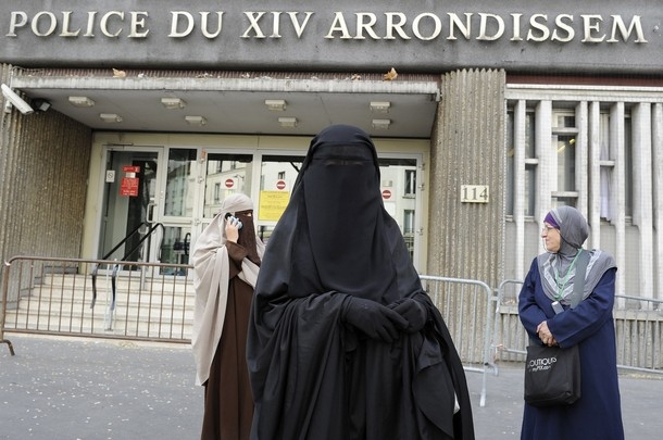 مسلمة فرنسية تستعمل القناع الطبي بدلا عن النقاب