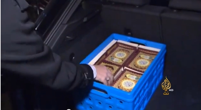 متطوع هولندي يوزع القرآن مجانا