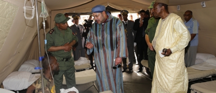 الملك محمد السادس يزور المستشفى العسكري الميداني المغربي رفقة الرئيس الغيني
