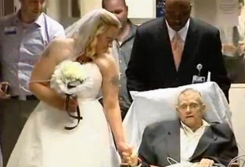 تفاجئ والدها الذي يحتضر بإقامة حفل زفافها في المستشفى