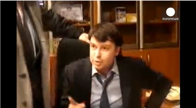 ضرب مدير التلفزيون الأوكراني من قبل نواب متشددين