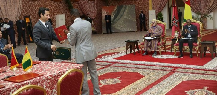 العاهل المغربي والرئيس الغيني يترأسان مراسم التوقيع على 21 اتفاقية للتعاون الثنائي بين البلدين
