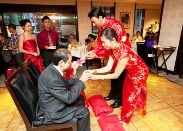صيني يتزوج امرأتين في حفل واحد