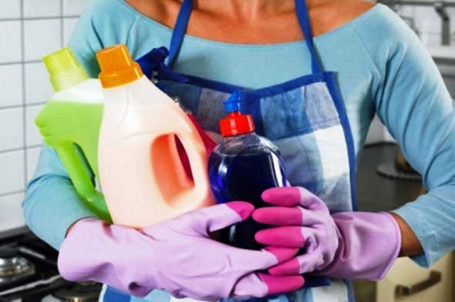تجنبي المواد الكيماوية في تنظيف المجلى