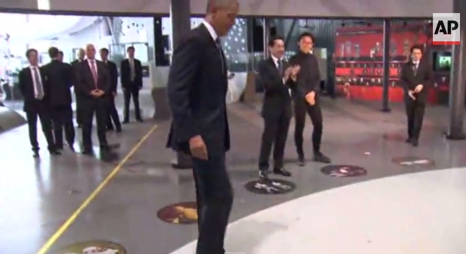 أوباما يلعب الكرة مع رجل آلي