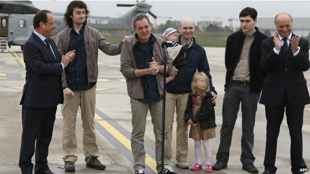 وصول الصحفيين الفرنسيين المطلق سراحهم من سوريا لفرنسا