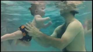 نعم طفلك يستطيع السباحة