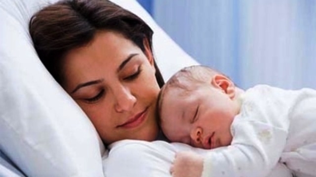 نوم الطفل مع والديه عادة مدمرة