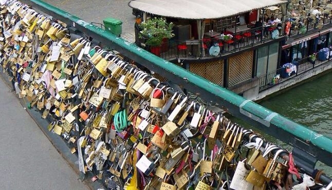 جسر العشاق بفرنسا مهدد بسبب أقفال الحب