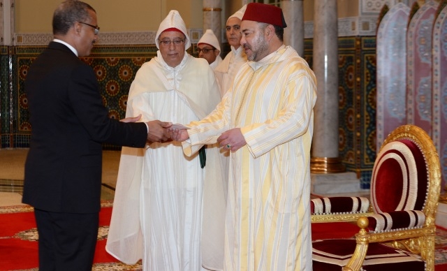 العاهل المغربي  يستقبل بالدار البيضاء سفراء أجانب