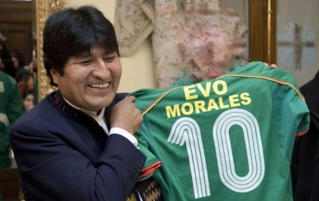 الرئيس موراليس يوقع عقدا احترافيا مع فريق بوليفي