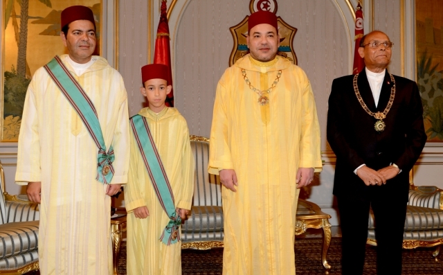 العاهل المغربي يتبادل الأوسمة مع الرئيس التونسي ويزور روضة الشهداء