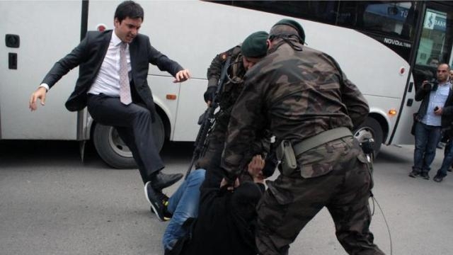 إقالة مساعد رئيس الوزراء التركي بعد ركله لأحد المحتجين