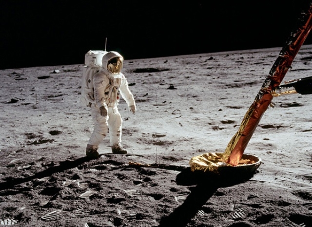 أول إعلان على سطح القمر