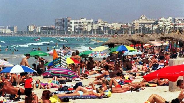 مايوركا الإسبانية تفرض غرامة على السياح بدون قمصان