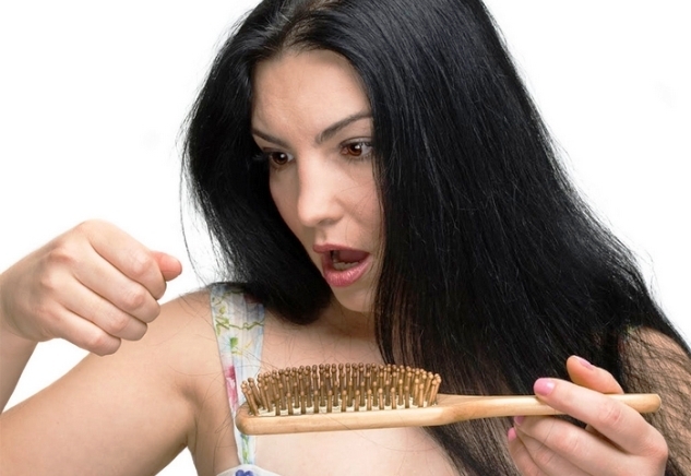 وصفات طبيعية لترطيب الشعر ومنع تساقطه