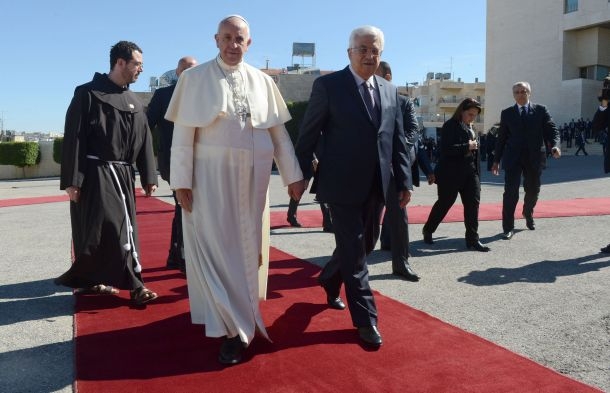 البابا يزور  فلسطين المحتلة ويدعو اسرائيل للسلام