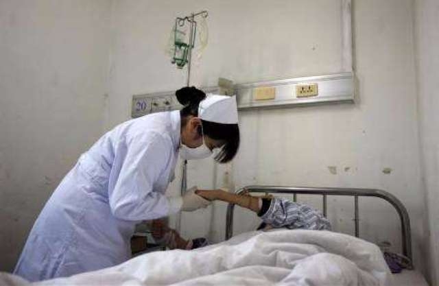 ممرضة تحرم المرضى من الدواء وتطلب منهم الاستعاضة عنه بالصلاة