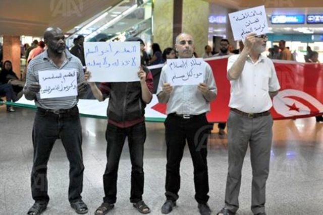 تونسيون يحتجون على منع 30 فلسطينيا من دخول البلاد