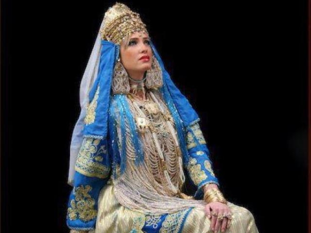 النساء الجزائريات يفضلن الملابس التقليدية على العصرية