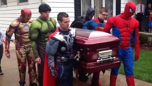 أسرة أمريكية تحيي جنازة ابنها بحضور الأبطال الخارقين