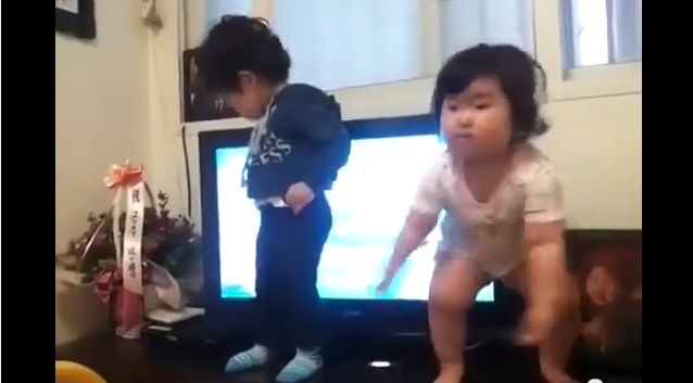 طفلة كورية ترقص بشكل ظريف