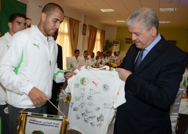 لاعبو الجزائر يهدون بوتفليقة قميص المنتخب الجزائري