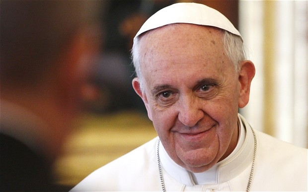البابا يلمح لإمكانية السماح للقساوسة بالزواج