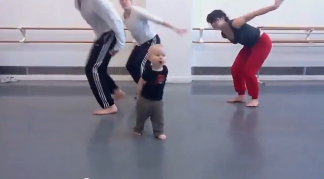 شاهد كيف يعلم هذا الطفل الرقص للكبار