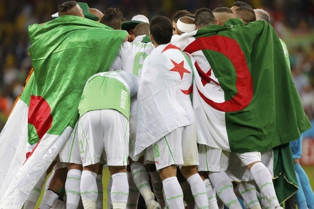 نادي برشلونة يهنيء المنتخب الجزائري بصعوده