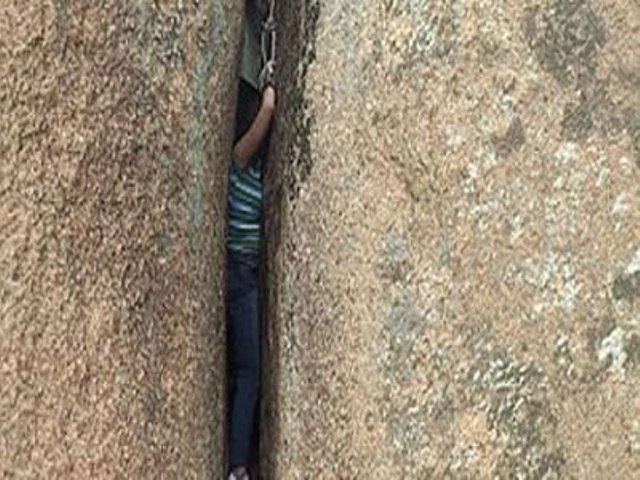 امرأة صينية تعيش ساعة مرعبة عقب انحشارها بين صخرتين