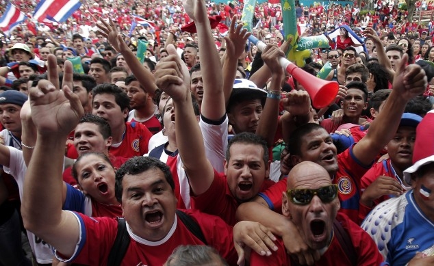 جماهير كوستاريكا تحتفل بانجاز منتخبها