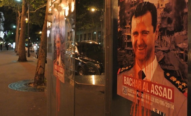 ملصقات في باريس تسخر من بشار الأسد