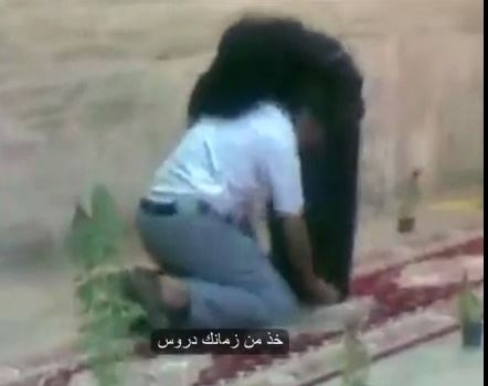 يمني يفرش لأمه السجاد الأحمر ويُقبَل قدميها في مطار الرياض