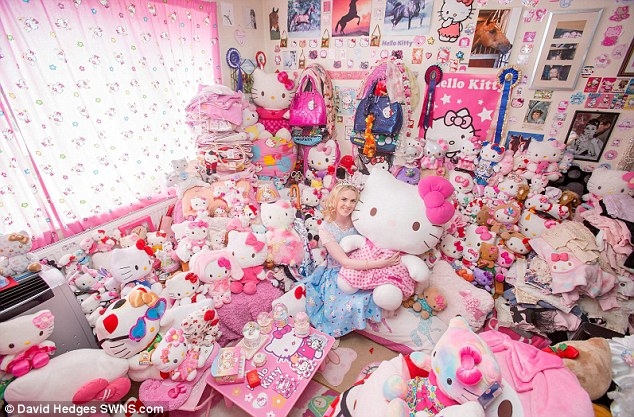 شابة مهووسة تملك أكثر من 10.000 قطعة خاصة ب Hello Kitty