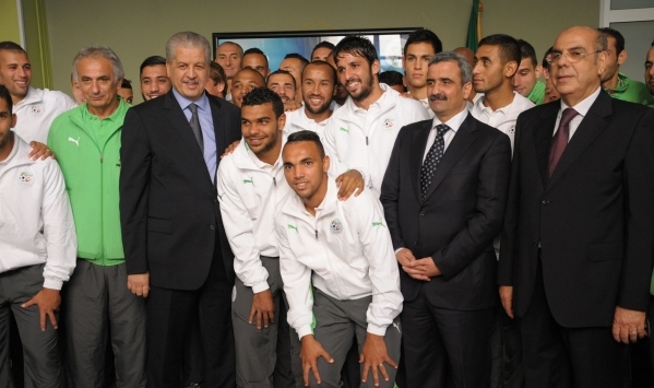 وزير الرياضة الجزائري يجتمع بالخضر ويتلو رسالة بوتفليقة