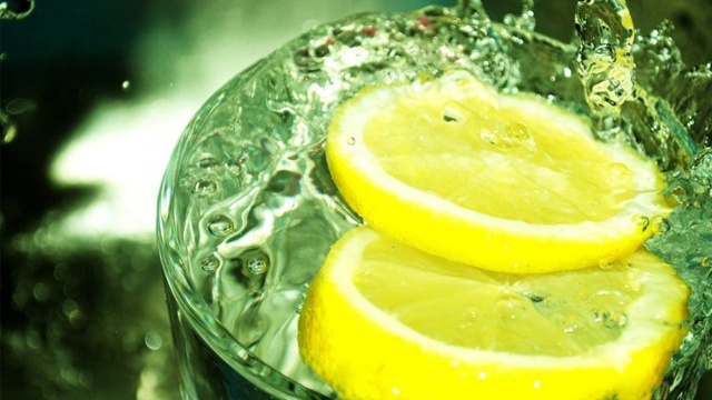 لماذا ينصح الأطباء بشرب كوب من الماء الدافئ مع الليمون صباحا