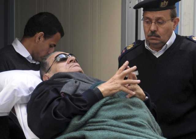 الرئيس المصري السابق مبارك يصاب بكسر في فخذه