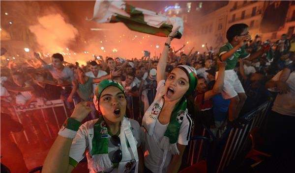 ليلة بيضاء  وفرحة عارمة في الجزائر  بانجاز 