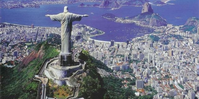 آذان قرب تمثال للمسيح في البرازيل