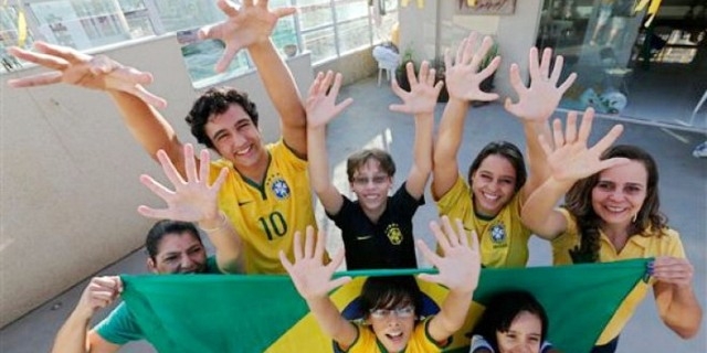 عائلة برازيلية بـ 6 أصابع في كل يد