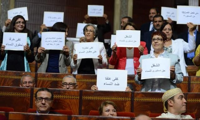برلمانيات مغربيات يرفعن شعارات الاحتجاج في وجه رئيس الحكومة
