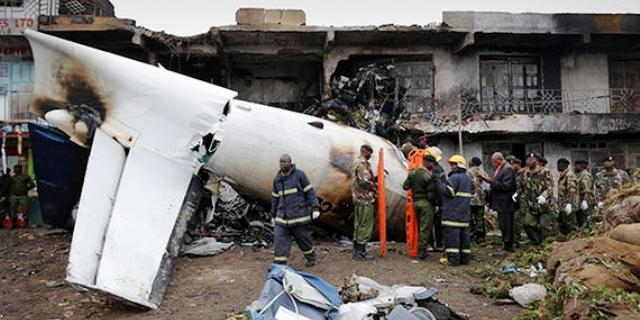 4 قتلى بتحطم طائرة شحن على مبنى في نيروبي
