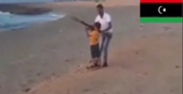 طفل ليبي يتدرب على سلاح
