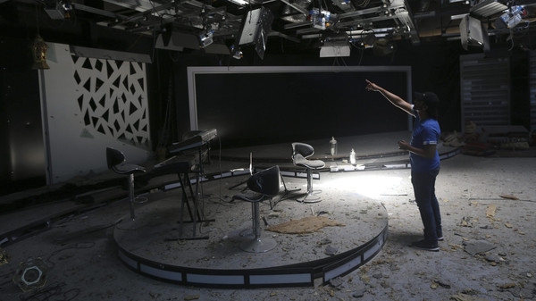 تدمير مبنى تلفزيوني بقذيفة هاون خلال تبادل للقصف ببنغازي