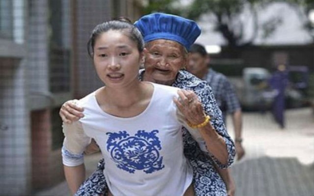 صينية تصحب جدتها معها إلى العمل يوميًا